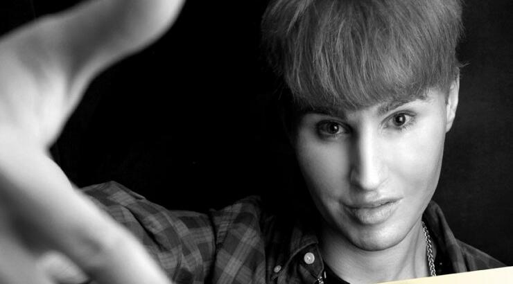 Ξόδεψε μια περιουσία για να μοιάσει στον Justin Bieber 