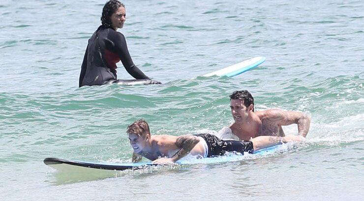 O Justin Bieber κάνει surfing [φωτογραφίες]