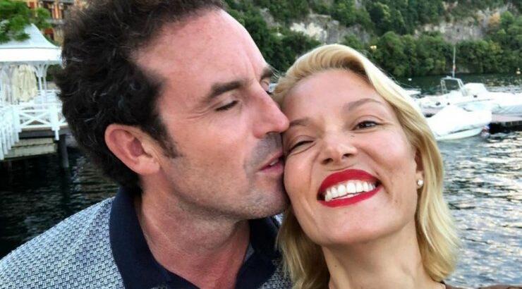 Βίκυ Καγιά: Το γλυκό φιλί που χάρισε στον σύζυγό της εν ώρα φωτογράφησης [βίντεο]