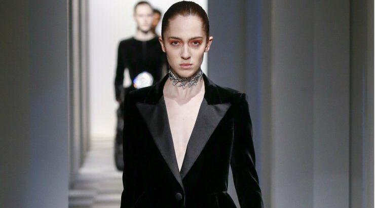 To βελούδινο κοστούμι που δεν πρέπει να λείπει από τη γκαρνταρόμπα σου