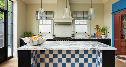 Πώς αυτή η κουζίνα εξισορροπεί την κλασική εμφάνιση και ένα ζωηρό, feel-good χρώμα