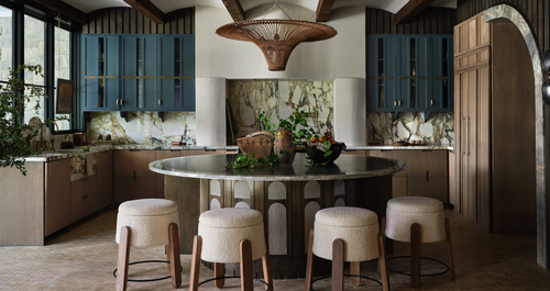 Ένα υπέροχο σπίτι όπου το βαθύ μπλε γίνεται ο σύνδεσμος ανάμεσα στα δωμάτια