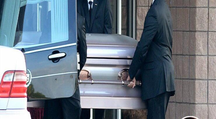 Απίστευτο! Ξεκατίνιασμα άνευ προηγούμενου στην κηδεία της Houston