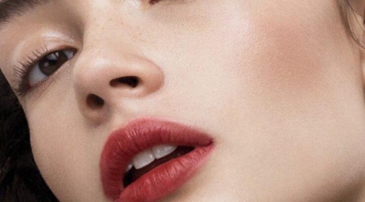 Crushed Lip Color: Ένα κραγιόν από την Bobbi Brown που χαρίζει στα χείλη μια έκρηξη από χρώμα