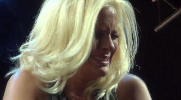 Η απόλυτη συγκίνηση - Το ξέσπασμα και τα δάκρυα της Νατάσσας Μποφίλιου στη σκηνή [βίντεο]