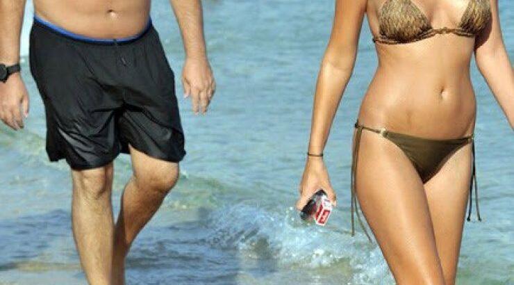 Η Υβόννη Μπόσνιακ στην παραλία 