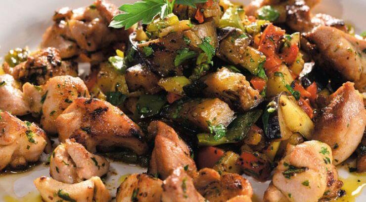 Μπουτάκια κοτόπουλο τηγανιά, με cajun και λαχανικά