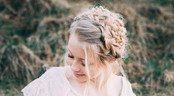 O κομμωτής Ραφαέλλος Κώστα μας δείχνει πως να κάνουμε σινιόν με πλεξούδες [βίντεο]