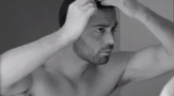 Κορίτσια, ο Ηλίας Βρεττός γυμνός