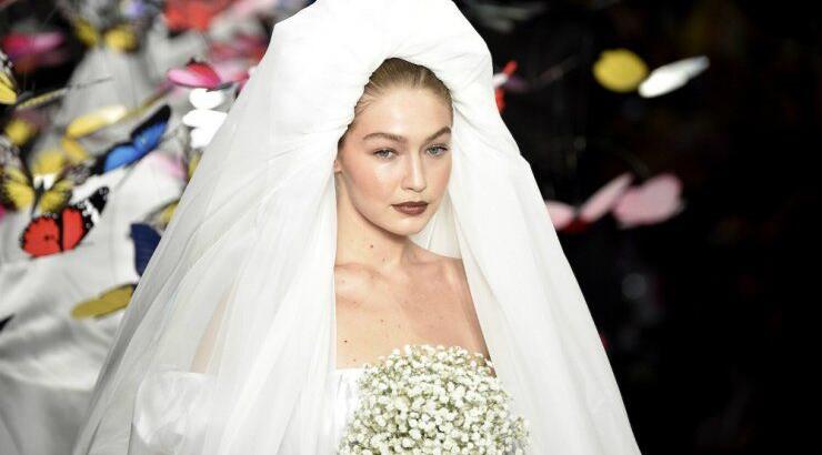 Gigi Hadid: Φόρεσε το πιο ανατρεπτικό νυφικό στο ντεφιλέ του οίκου Moschino 