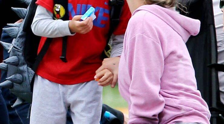 Διάσημη μαμά σε αγώνα ποδοσφαίρου! Την αναγνωρίζετε; 