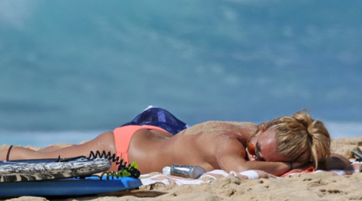 Πασίγνωστη τραγουδίστρια κάνει διακοπές topless στη Χαβάη!