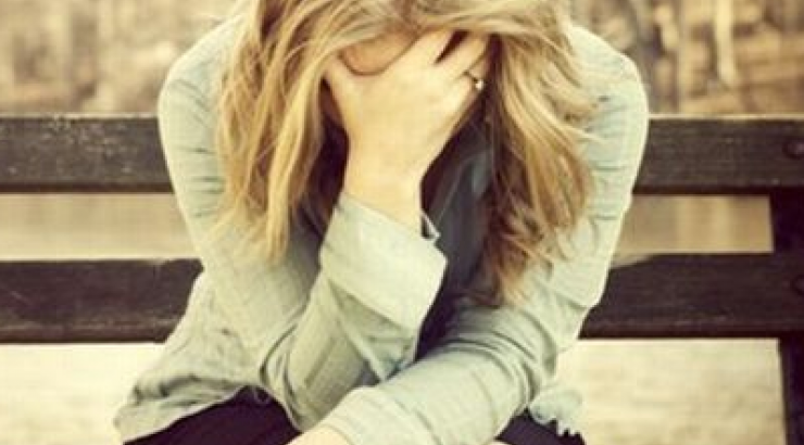 7 πράγματα που πρέπει να κάνετε εάν βγαίνετε με κάποια που έχει πληγωθεί