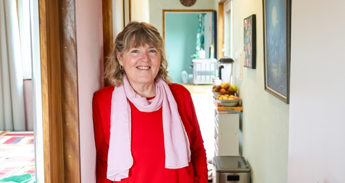 Μέσα στο υπέροχο μικροσκοπικό σπίτι της συγγραφέα του best seller “Top Five Regrets of the Dying”