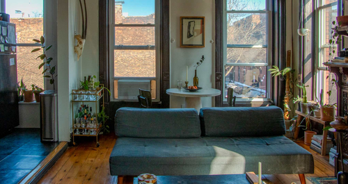 Αυτό το διαμέρισμα του 1899 στο Μπρούκλιν έχει τεράστια παράθυρα σε κάθε δωμάτιο