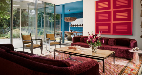 Αφού αγόρασε το σπίτι όπου μεγάλωσε, το μεταμόρφωσε από παραδοσιακό σε πολύχρωμο μοντέρνο για την οικογένειά του