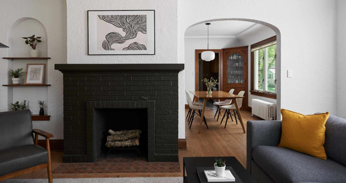 Μέσα σε ένα κομψό σπίτι 98 ετών, με ένα τζάκι που πρωταγωνιστεί