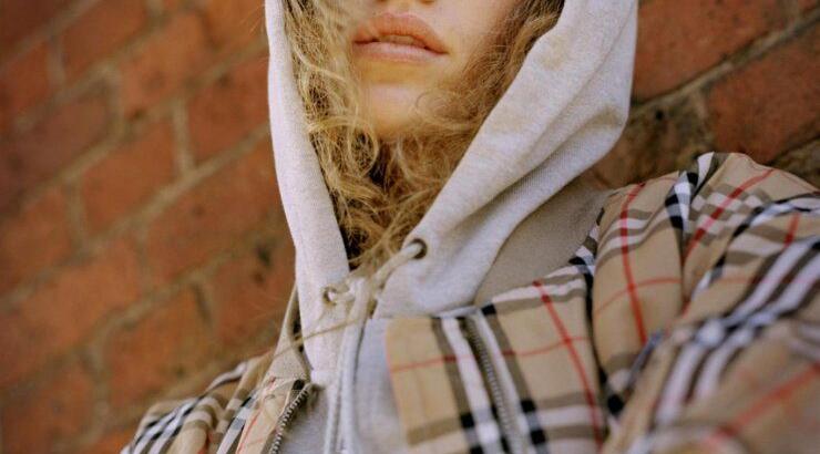 Burberry: Αλλάζει το κλασσικό κάρο που ξέραμε