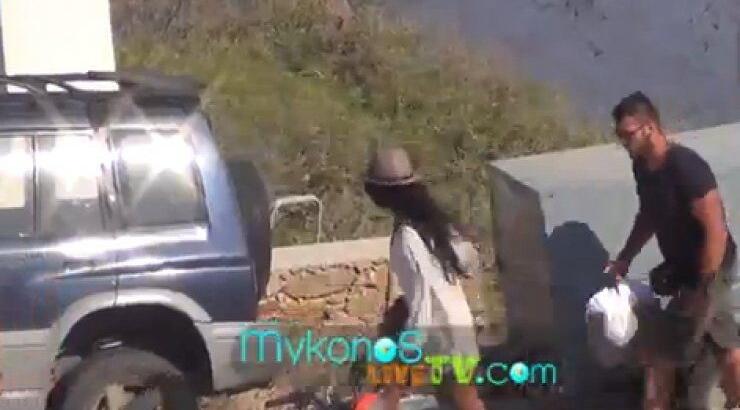 Η Naomi Campbell σε παραλία της Μυκόνου μαζί με τους σωματοφύλακές της!