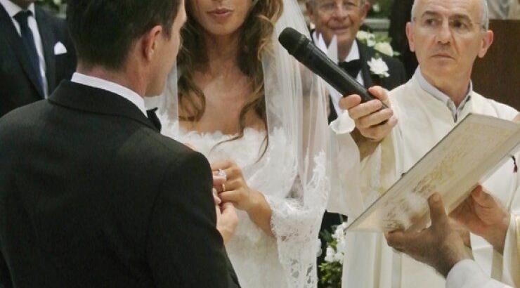 Η πρώην του George Clooney ανέβηκε τα σκαλιά της εκκλησίας [εικόνες]