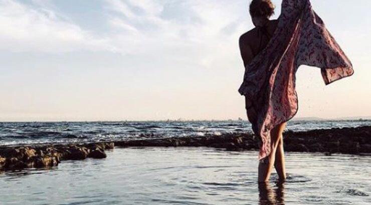 Επώνυμη Κύπρια βγήκε στο μπαλκόνι μόνο με την πετσέτα του μπάνιου! [εικόνα]