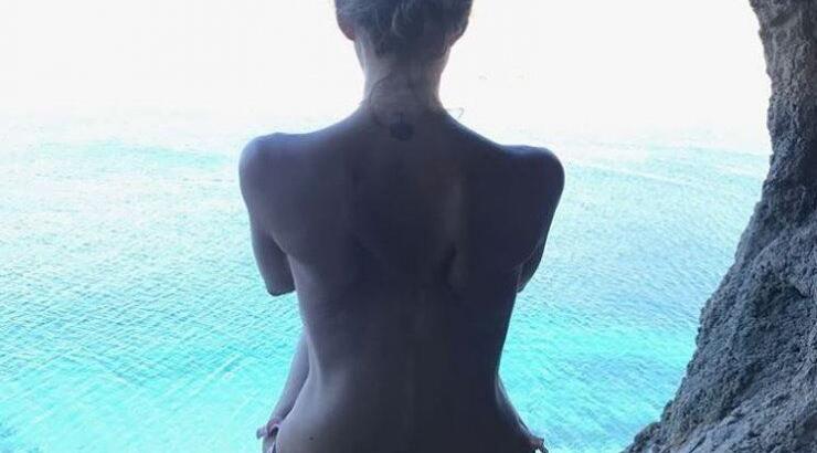 Δεν θα πιστεύετε ποια επώνυμη Ελληνίδα ποζάρει πρώτη φορά topless!