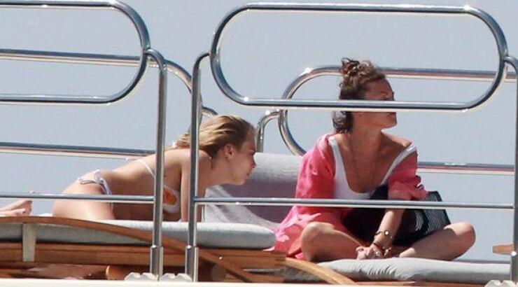 H Cara Delevigne πάει διακοπές [εικόνες]