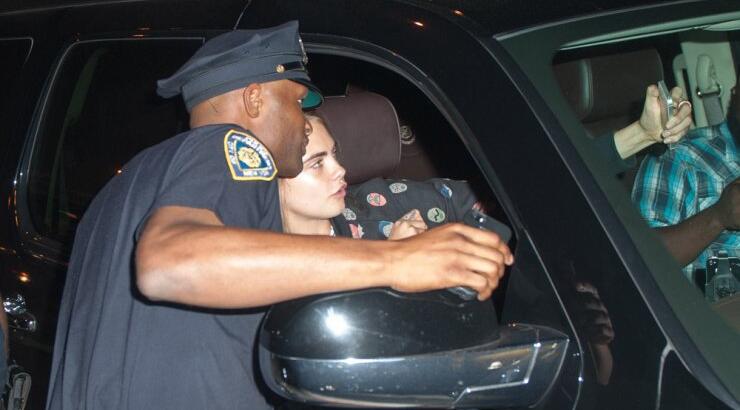 Διάσημο μοντέλο βγάζει selfie με αστυνομικό [εικόνες]