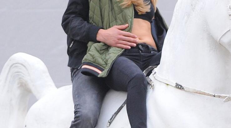 Cara Delevigne: Καβάλα στο άλογο [εικόνες]