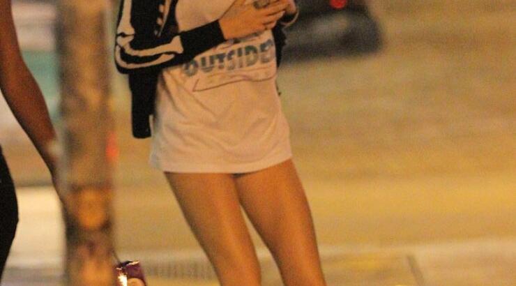 Cara Delevingne: Παραμένει ένα απλό κορίτσι [εικόνες]