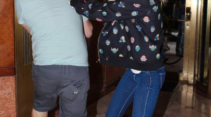 Η Cara Delevingne επιτίθεται σε φωτογράφο [εικόνες]