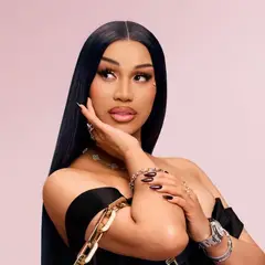 Cardi B: Γιατί φοβάται να ξαναμπεί στο χειρουργείο για το στήθος της;