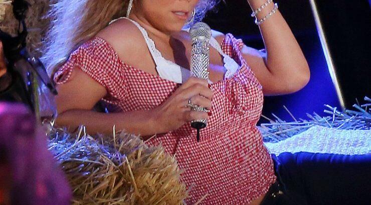 Τι κάνει η Mariah Carey σε αχυρώνα;