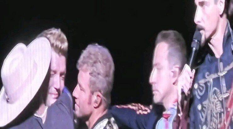 Nick Carter: Ο γόης των Backstreet Boys ξέσπασε σε λυγμούς επί σκηνής μία ημέρα μετά τον θάνατο του αδερφού του