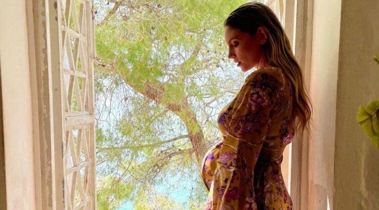 Αθηνά Οικονομάκου: H φωτογραφία έξω από τη μαιευτική κλινική και το ευχαριστήριο μήνυμα