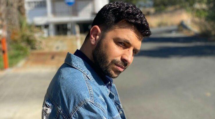 Χάρης Παπαθεοχάρους: Το πιο τρυφερό στιγμιότυπο αγκαλιά με την αγαπημένη του στον καναπέ! 