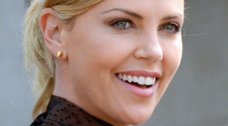 Στην Κρήτη η Charlize Theron - Ο απίστευτος λογαριασμός χιλιάδων ευρώ σε εστιατόριο και τα tips άνω των 300 ευρώ