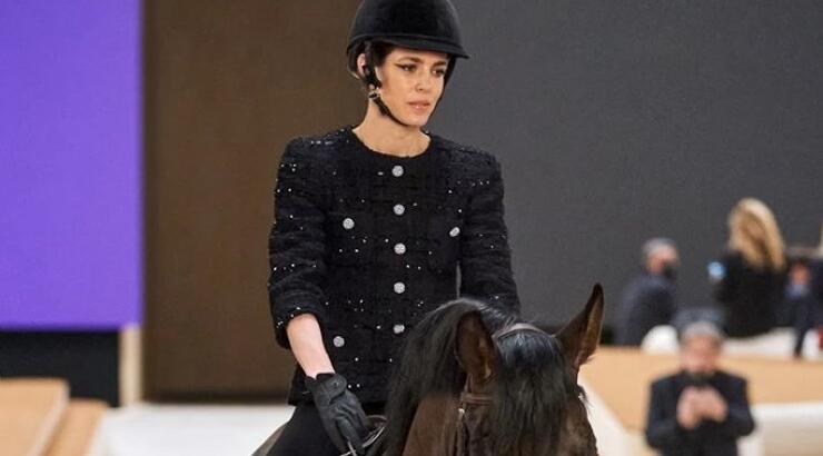 Η εντυπωσιακή έναρξη της πασαρέλας του οίκου Chanel με την Πριγκίπισσα Charlotte στο άλογο