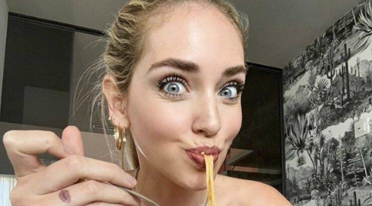 Η Chiara Ferragni κάνει τις δουλειές του σπιτιού με το πιο απρόσμενο look