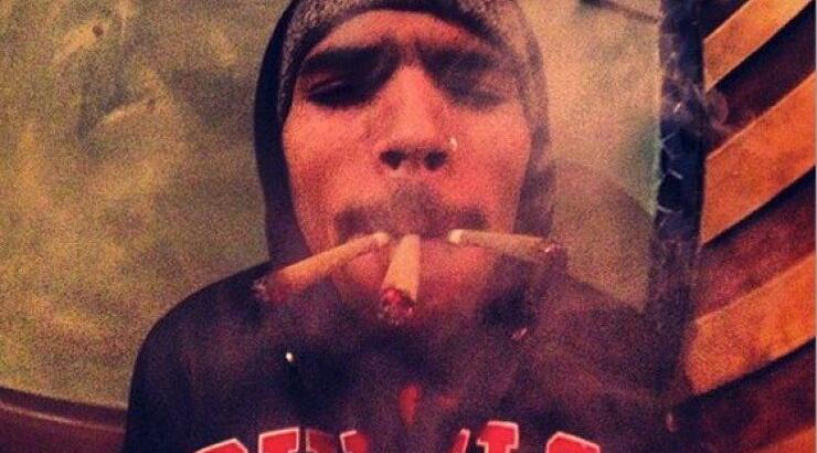 Chris Brown: καπνίζει μαριχουάνα και το καυχιέται στο twitter