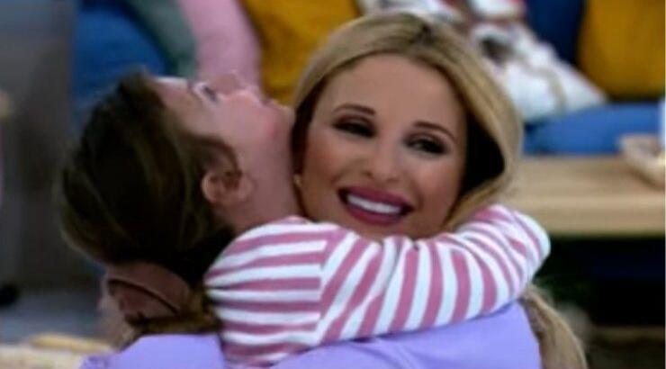 Χριστιάνα Αριστοτέλους: Η στιγμή που η μικρή Μελίνα "μπούκαρε" στο πλατό και αγκάλιασε τη μητέρα της [βίντεο]