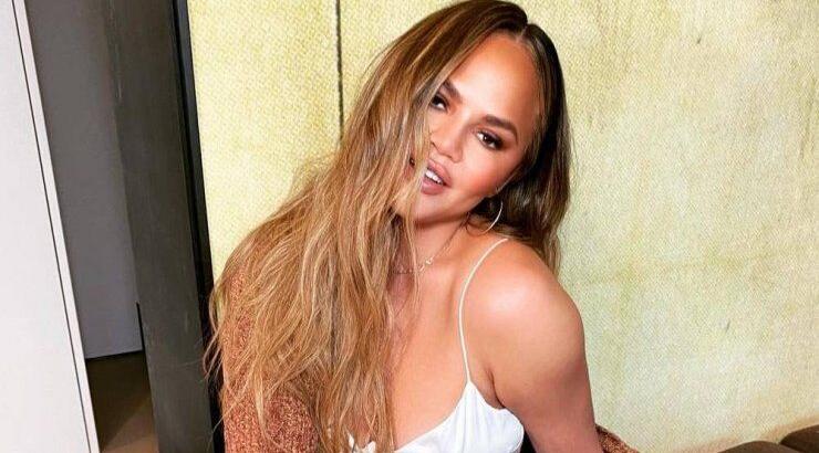 Η Chrissy Teigen ζήτησε από τον Πρόεδρο Biden να την κάνει unfollow από το twitter!