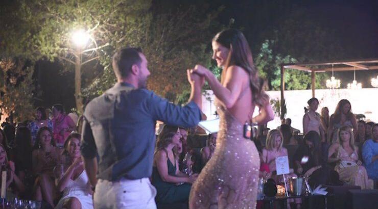 Το καυτό φιλί του Σάκη Τανιμανίδη στη Χριστίνα Μπόμπα στη χθεσινή απονομή των βραβείων “Beauty Awards 2019” 