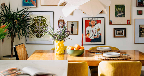 Μια designer έδωσε δεύτερη ζωή σε ένα σπίτι του ’60, με πολύχρωμο μαξιμαλισμό