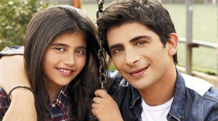 Χρήστος Σπανός: Φωτογραφίζεται με την κόρη που απέκτησε με την καθηγήτριά του