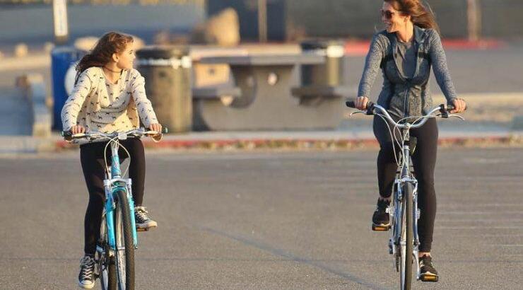 Cindy Crawford: Για ποδηλασία με την κόρη της!