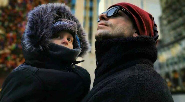 Claydee: Μπροστά από το χριστουγεννιάτικο δέντρο ποζάροντας με τον γιο του ντυμένοι το ίδιο! 