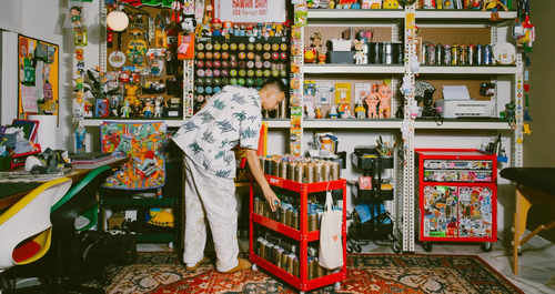 Το απίστευτα χρωματιστό, γεμάτο ενέργεια σπίτι του street artist Cloakwork