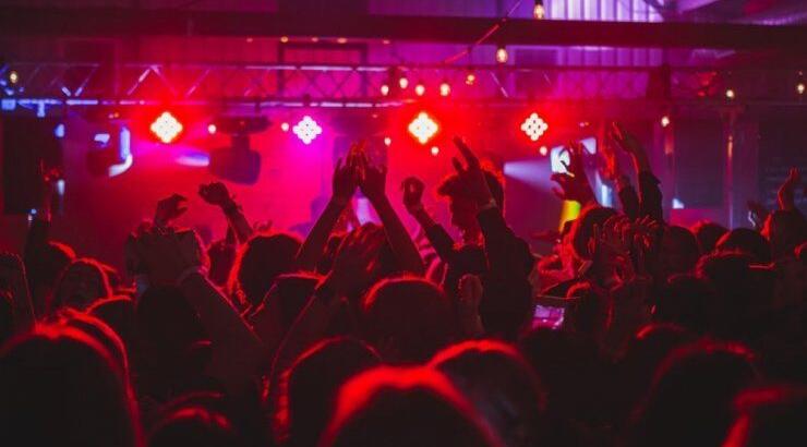 Μάθαμε πότε ανοίγουν clubs, μουσικές σκηνές και μπουζούκια στο νησί μας