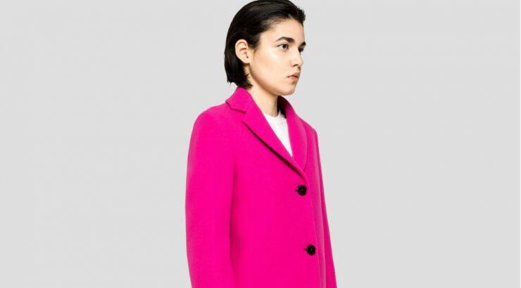 Πώς να φορέσεις το χρωματιστό παλτό στο γραφείο